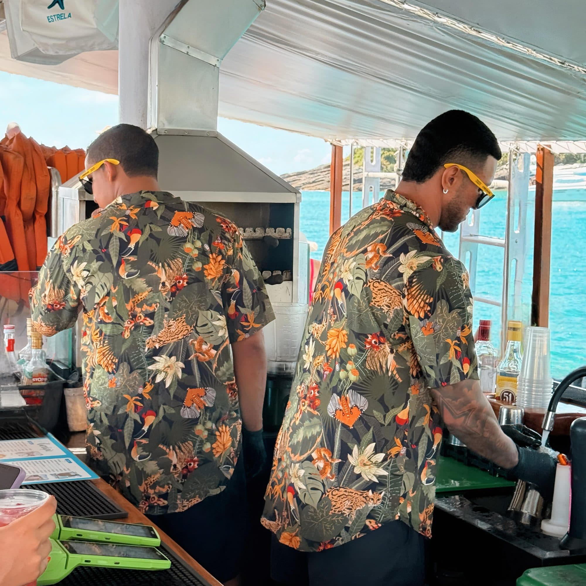 Equipe Nautitour no bar a bordo da escuna