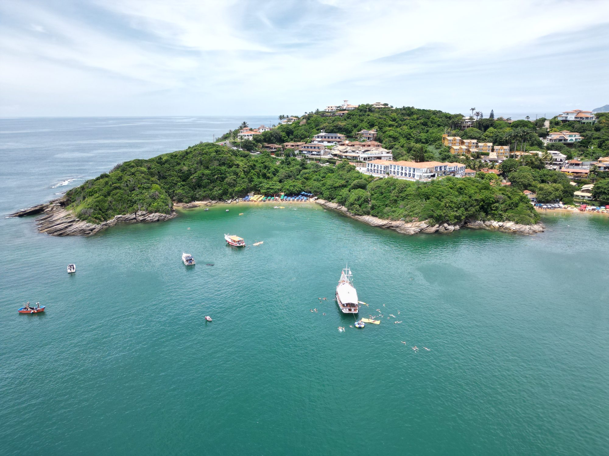 Praia secreta encravada entre costões em Búzios
